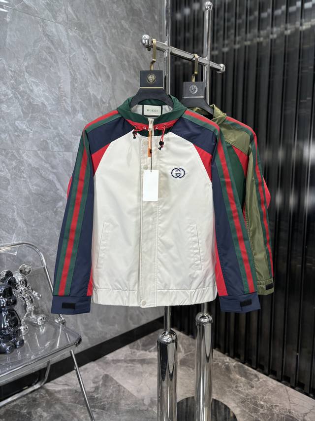 Gucci。24ss新款防晒服经典款轻薄外套，高端定制披风衣，时尚休闲防晒，穿着性极高，百搭款！定制定坊的防晒面料具有良好的弹性和透气性，手感软糯舒适，w款式简