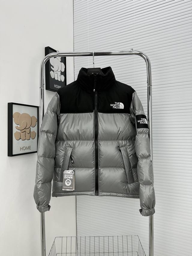 The North Face｜北面Nuptse1996大格子 北面羽绒服 银灰色 刺绣采用进口田岛绣花 万针刺绣，采用进口7号针，日本女皇绣线，保证每字饱满工、