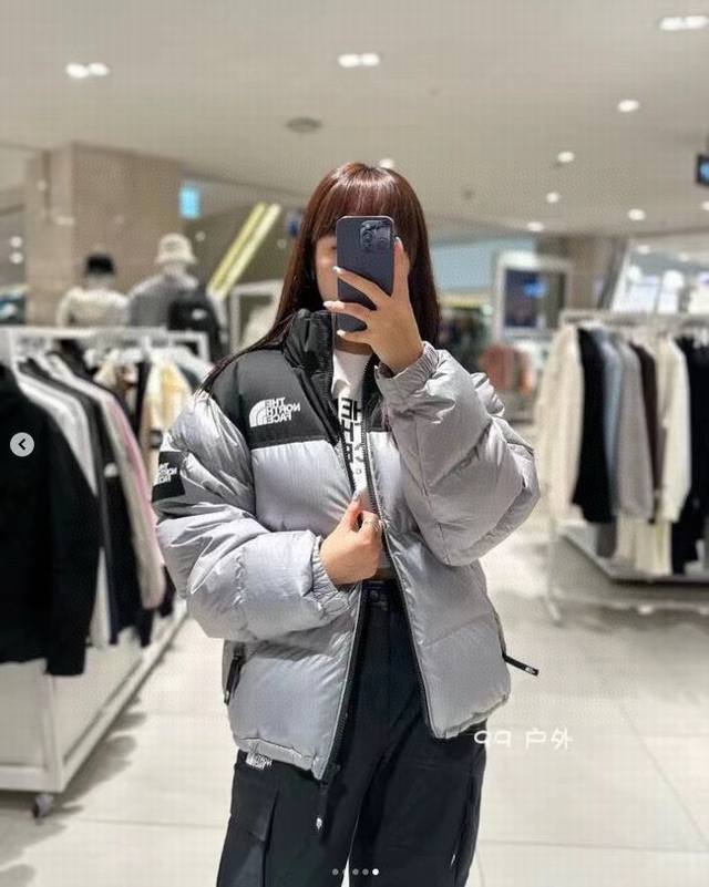 The North Face TNF 北面 23FW novelty nuptse 1996亮面袖标大格子羽绒服 刺绣采用进口田岛绣花 万针刺绣，采用进口7号针