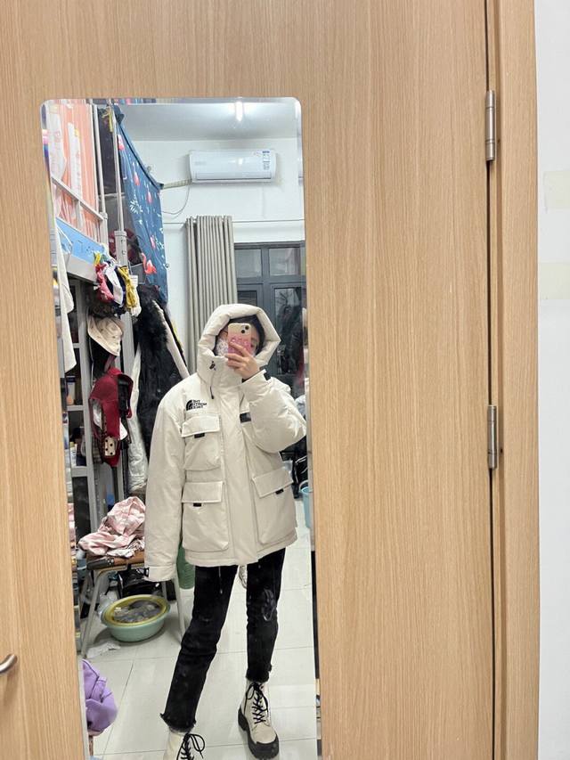 顶级版本THE NORTH FACE FW22 純色Logo微标多口袋抽绳连帽羽绒服 申敏儿同款 设计理念： 这款是THE NORTH FACE 巅峰之作，高端