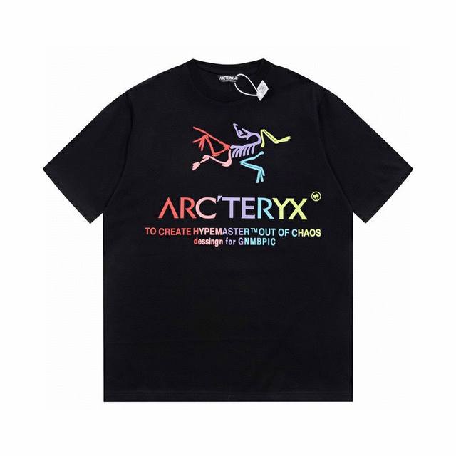 ARCTERYX 经典LOGO短袖 采用纯棉双纱面料 基础T恤黑白两色可选，这件基础短袖是采用32支240克双纱精梳棉制成，质感柔软顺滑，保持了始祖鸟出品的一贯