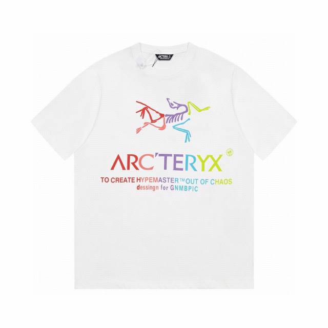 ARCTERYX 经典LOGO短袖 采用纯棉双纱面料 基础T恤黑白两色可选，这件基础短袖是采用32支240克双纱精梳棉制成，质感柔软顺滑，保持了始祖鸟出品的一贯