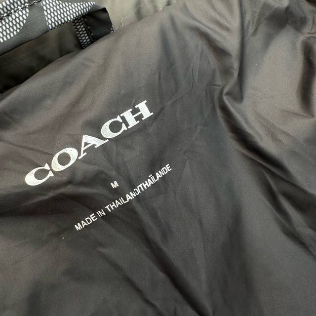 羽绒服- 。coach蔻驰24秋冬男士老花拼色秋冬保暖外套 颜色：黑灰、卡其... 尺码：M、L、XL、2XL