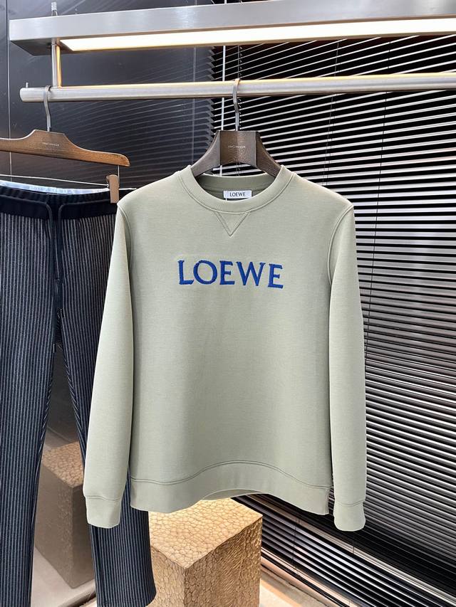 Loewe 罗意威 2024秋季新款，专柜最新卫衣 原版版型上身休闲百搭、随性慵懒范，定制原版全棉面料，舒适感爆棚。高端大气，秋天的味道有没有，首选 。码数：M