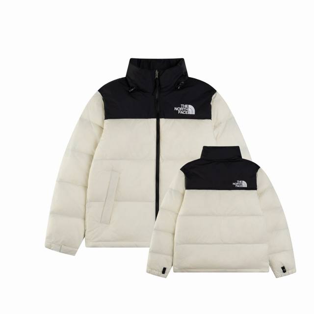 北面1996经典款 The North Face 的字面含义为山的最寒冷、最艰难一面。它也是The North Face 的产品能够发挥功能的地方。The No