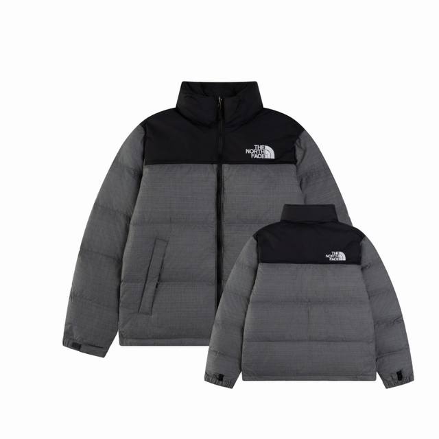 北面1996经典款 The North Face 的字面含义为山的最寒冷、最艰难一面。它也是The North Face 的产品能够发挥功能的地方。The No