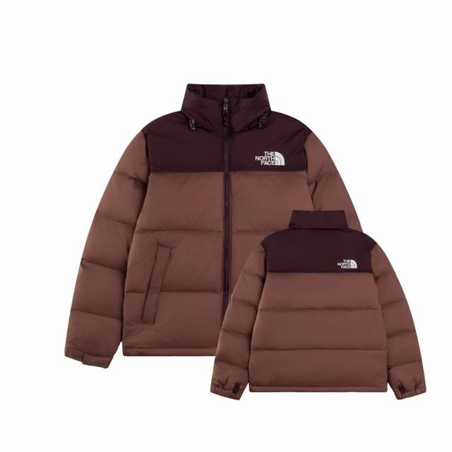 北面1996经典款 The North Face 的字面含义为山的最寒冷、最艰难一面。它也是The North Face 的产品能够发挥功能的地方。The No