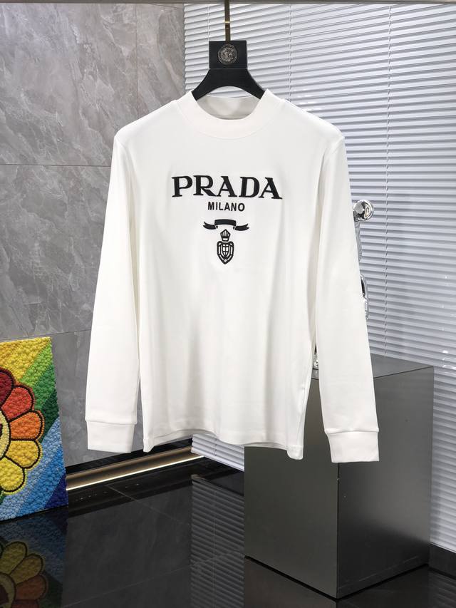 Prada 普拉达。24ss早春最新款打底衫，定制进口超柔双面打底衫布料，至柔保暖体验，清爽简洁，不紧绷的同时带来极佳保暖性，极简的高级感里点缀出彩。 尺码：S