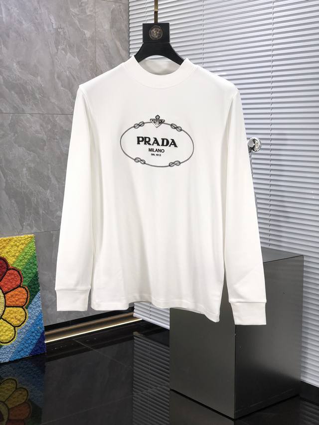 Prada 普拉达。24ss早春最新款打底衫，定制进口超柔双面打底衫布料，至柔保暖体验，清爽简洁，不紧绷的同时带来极佳保暖性，极简的高级感里点缀出彩。 尺码：S