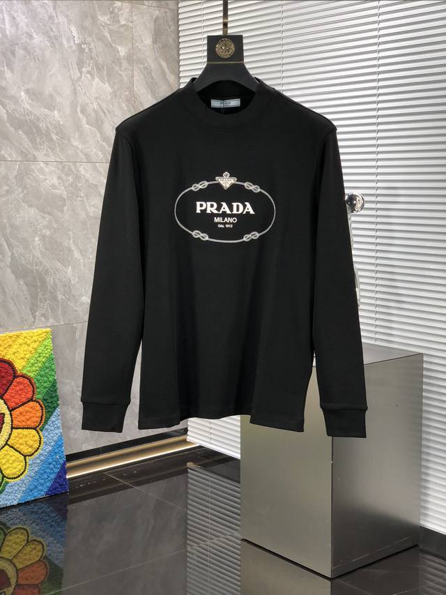 Prada 普拉达。24ss早春最新款打底衫，定制进口超柔双面打底衫布料，至柔保暖体验，清爽简洁，不紧绷的同时带来极佳保暖性，极简的高级感里点缀出彩。 尺码：S