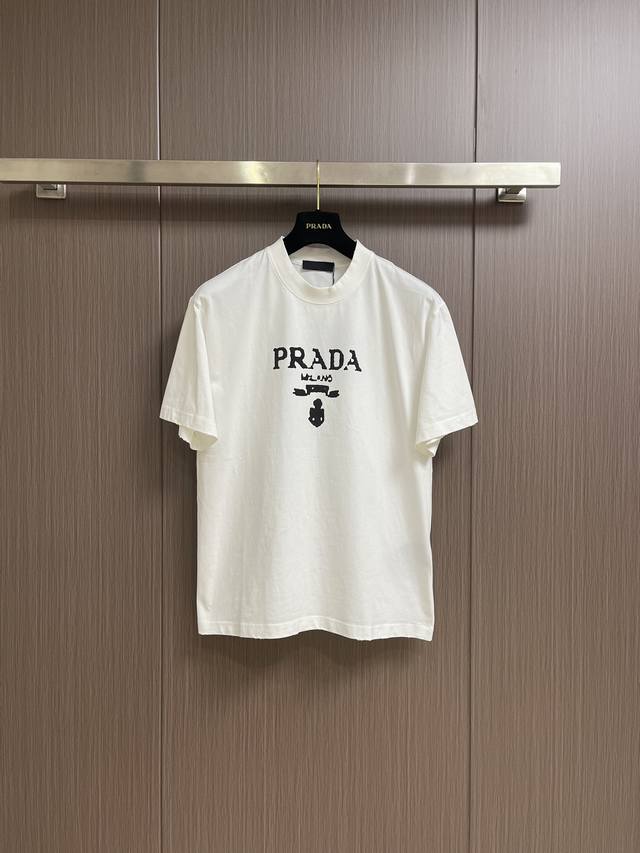 Prada 2024ss春夏260g纯棉面料最新款圆领短袖t恤，字母印花logo，全套定制辅料，时尚又个性，超级百搭好看的一款男女都非常合适 人手必备款。尺码：