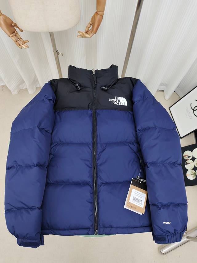 The North Face 北面经典96款羽绒服，内里填充高品质高蓬广检鸭绒，高密度户外轻度防水材料，YKK吉田ISO9000品质顶级ZP拉链，里衬用运高端羽