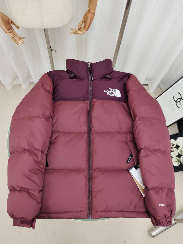 The North Face 北面经典96款羽绒服，内里填充高品质高蓬广检鸭绒，高密度户外轻度防水材料，YKK吉田ISO9000品质顶级ZP拉链，里衬用运高端羽