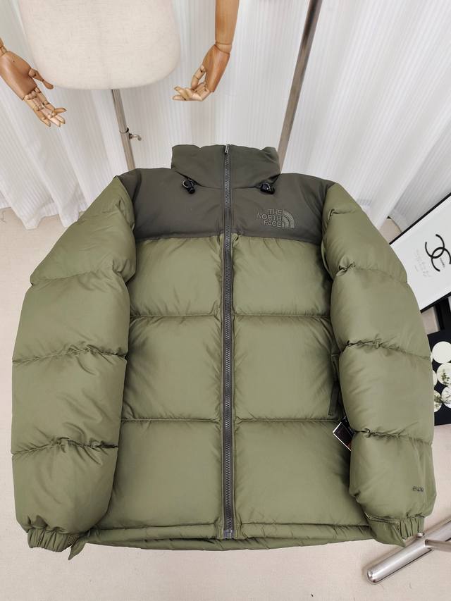 The North Face 北面经典96款羽绒服，内里填充高品质高蓬广检鸭绒，高密度户外轻度防水材料，YKK吉田ISO9000品质顶级ZP拉链，里衬用运高端羽