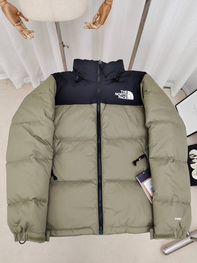 The North Face 北面经典96款羽绒服，内里填充高品质高蓬广检鸭绒，高密度户外轻度防水材料，YKK吉田ISO9000品质顶级ZP拉链，里衬用运高端羽