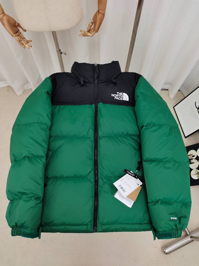 The North Face 北面经典96款羽绒服，内里填充高品质高蓬广检鸭绒，高密度户外轻度防水材料，YKK吉田ISO9000品质顶级ZP拉链，里衬用运高端羽