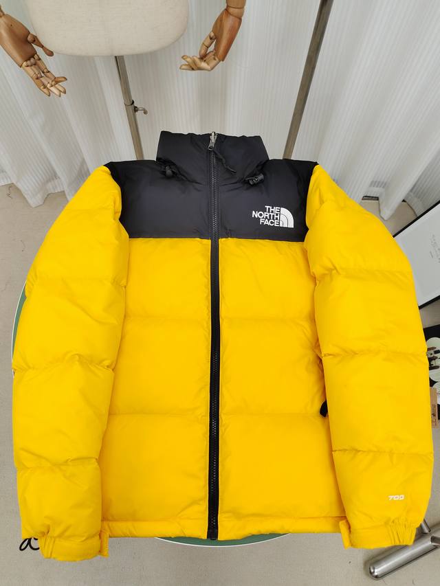 The North Face 北面经典96款羽绒服，内里填充高品质高蓬广检鸭绒，高密度户外轻度防水材料，YKK吉田ISO9000品质顶级ZP拉链，里衬用运高端羽