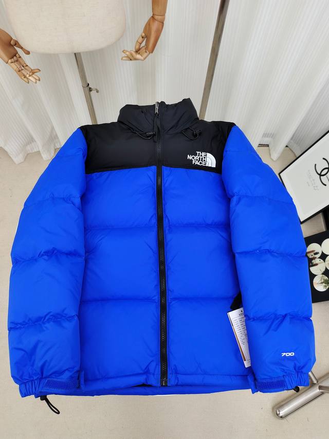 The North Face 北面经典96款羽绒服，内里填充高品质高蓬广检鸭绒，高密度户外轻度防水材料，YKK吉田ISO9000品质顶级ZP拉链，里衬用运高端羽