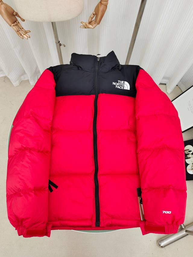 The North Face 北面经典96款羽绒服，内里填充高品质高蓬广检鸭绒，高密度户外轻度防水材料，YKK吉田ISO9000品质顶级ZP拉链，里衬用运高端羽