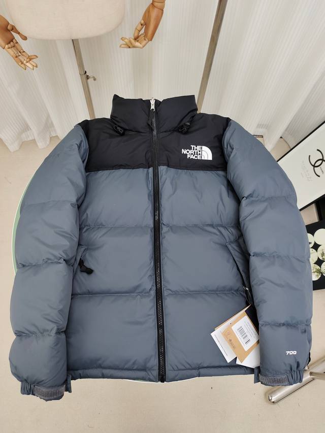 The North Face 北面经典96款羽绒服，内里填充高品质高蓬广检鸭绒，高密度户外轻度防水材料，YKK吉田ISO9000品质顶级ZP拉链，里衬用运高端羽