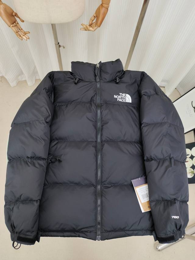 The North Face 北面经典96款羽绒服，内里填充高品质高蓬广检鸭绒，高密度户外轻度防水材料，YKK吉田ISO9000品质顶级ZP拉链，里衬用运高端羽