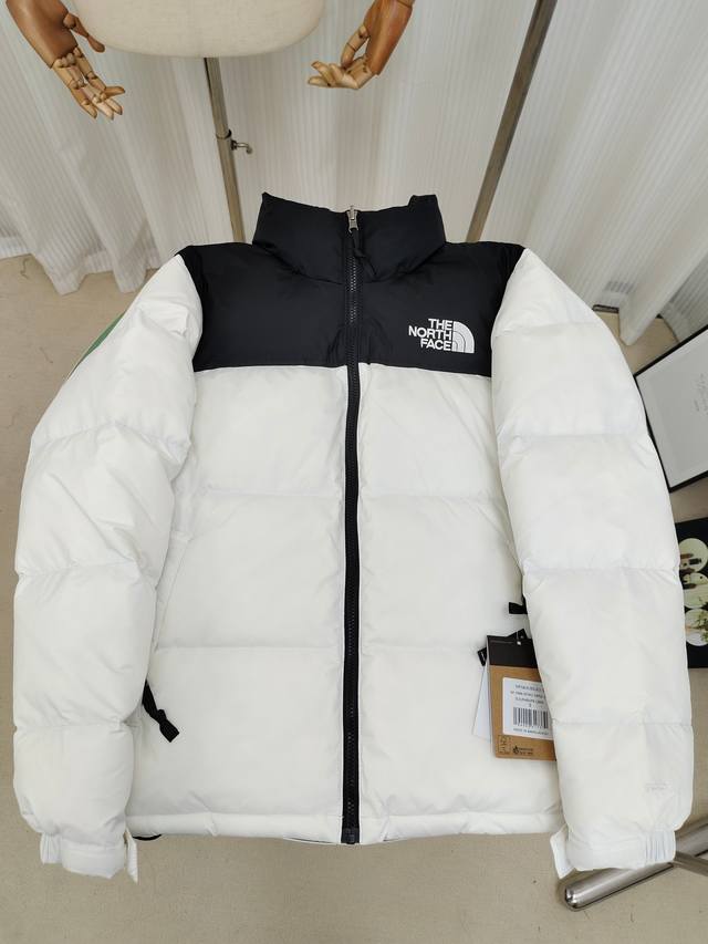 The North Face 北面经典96款羽绒服，内里填充高品质高蓬广检鸭绒，高密度户外轻度防水材料，YKK吉田ISO9000品质顶级ZP拉链，里衬用运高端羽