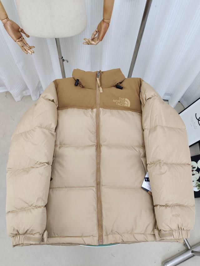 The North Face 北面经典96款羽绒服，内里填充高品质高蓬广检鸭绒，高密度户外轻度防水材料，YKK吉田ISO9000品质顶级ZP拉链，里衬用运高端羽