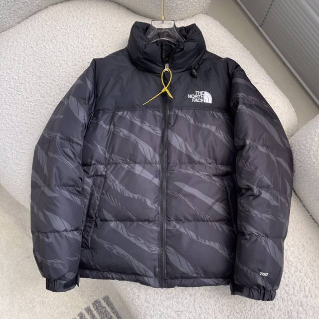 The North Face 北面斑马纹限定款 90白鸭绒可隐藏帽子情侣款保暖羽绒服外套 国标90鸭绒 350G 件 轻松回弹，匹布数码印再红外线自动裁剪机定位