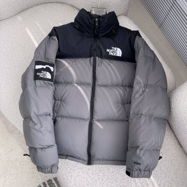 The North Face×Invincible联名1996Retro Nuptes羽绒服 #面料使用纳米纤维技术，柔软舒适，表面做有防水涂层，抗风，防水，拿