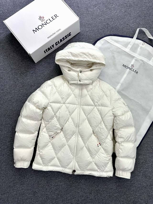 特级羽绒2024Moncler Averole短款男士菱形格羽绒服夹克外套.特级鹅绒填充.原厂配套五金. Averole男士短款羽绒夹克具有抢眼缝线图案，融汇菱