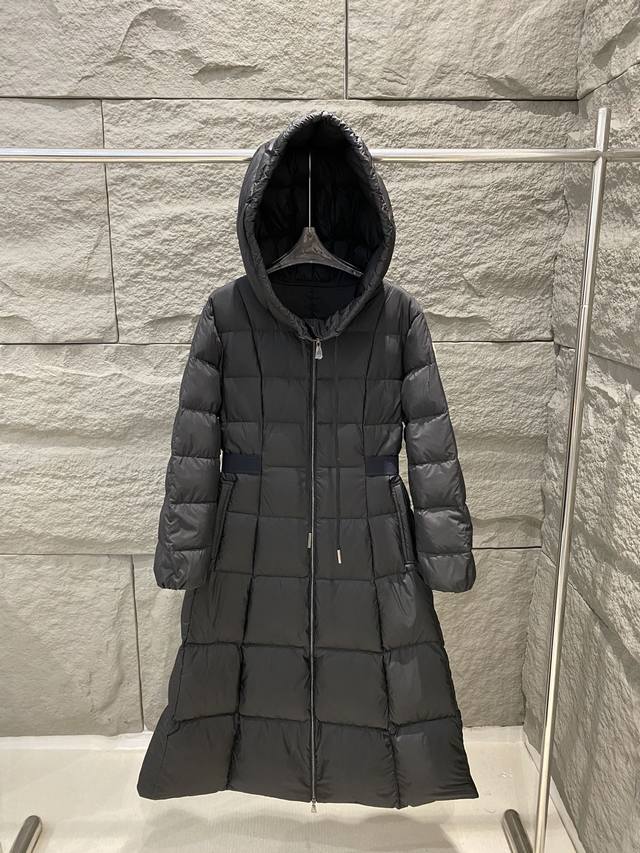 Moncler Faucon长款女士连帽羽绒服外套 在逃公主 必入爆款！！ Faucon女士长款羽绒以全新比例演绎经典单品，展现无可挑剔的时尚风格。 Fauco