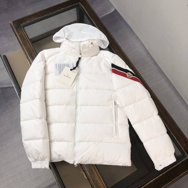 2024蒙口 Moncler Solayan男士三色饰边短款羽绒夹克外套！最新官网同步有售！！白鸭绒填充～最细腻最轻便最工整的面料！ Solayan男士短款羽绒