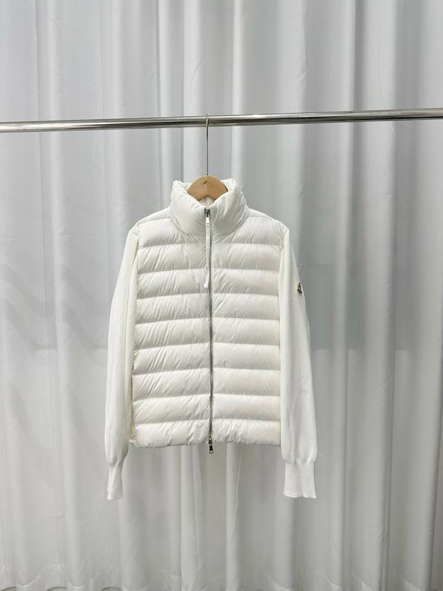 核心私聊 Moncler｜盟可睐 蒙口 针织拼接立领薄款｜羽绒服 颜色：白色、黑色、 尺码：S、M、L、 冬天的内搭神器