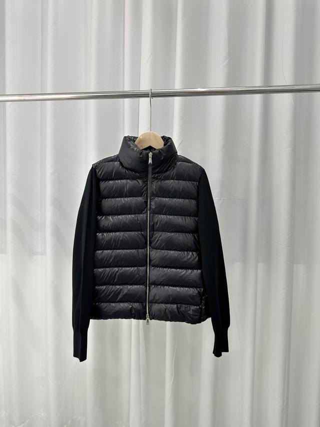 核心私聊 Moncler｜盟可睐 蒙口 针织拼接立领薄款｜羽绒服 颜色：白色、米黄色、黑色、 尺码：S、M、L、 冬天的内搭神器