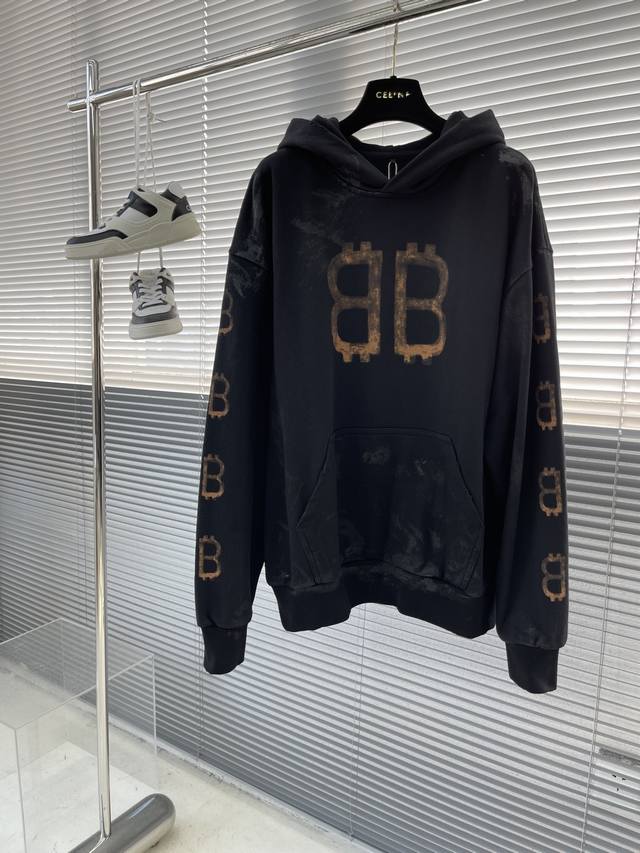 Balenciag Ss秋冬新款情侣款卫衣套装！胸口刺绣，后背字母logo丝印，磨烂破洞.进口康丽机数码直喷印花工艺，手绘涂鸦工艺，落肩宽松版型，高版本，全棉面