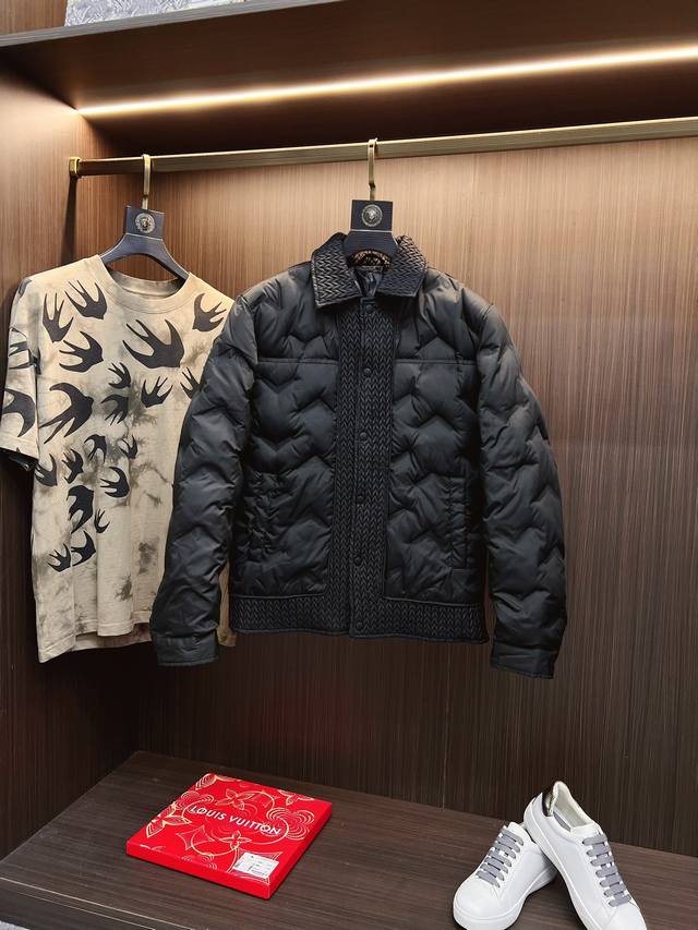 Prada 普拉达 官网款2024秋冬新款羽绒服。这款号称羽绒服届最高端的，全部90绒的三标齐全带着经典的logo组合搭配，第一眼看到就是满满的视觉冲击，保暖性