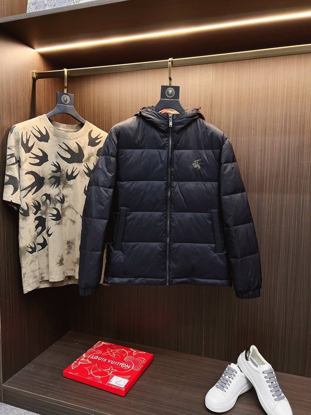 Burberry 巴宝莉 官网款2024秋冬新款羽绒服。这款号称羽绒服届最高端的，全部90绒的三标齐全带着经典的logo组合搭配，第一眼看到就是满满的视觉冲击，