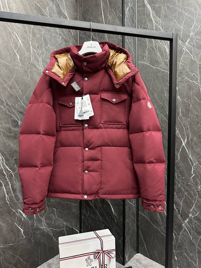 Moncler Fornas男士短款羽绒.连帽可脱卸.可无痕隐藏变立领. 条码款号齐全,对应官网一致.吊牌内置nfc电子感应防伪.支持多重防伪验证.出厂标配全套