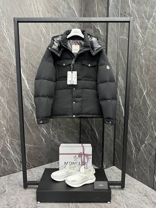 Moncler Fornas男士短款羽绒.连帽可脱卸.可无痕隐藏变立领. 条码款号齐全,对应官网一致.吊牌内置nfc电子感应防伪.支持多重防伪验证.出厂标配全套