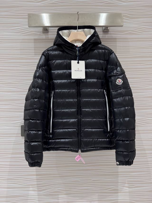 正品级鹅绒：049Callion黑色 Moncler 秋冬经典callino系列男款不可拆连帽羽绒服，口袋撞色镶边设计，充绒是最顶级的90白鹅绒，看饱满度和回弹