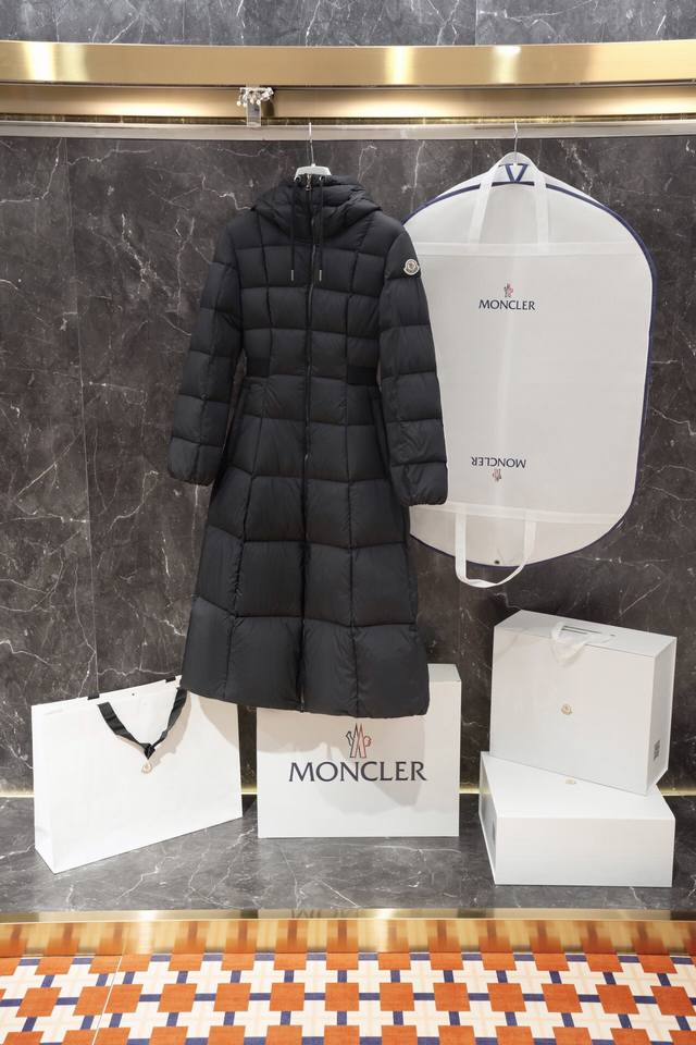 顶级外贸 Moncler蒙口 Faucon长款女士连帽羽绒服外套在逃公主必入爆款！！ Faucon女士长款羽绒以全新比例演绎经典单品，展现无可挑剔的时尚风格。