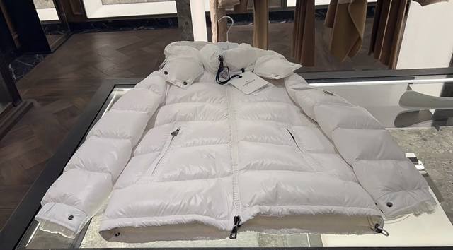 特级羽绒 Moncler Maire柜台经典色.水粉 蜜桃粉 经典短款女士羽绒服夹克外套. 95鹅绒填充，850+蓬松度 女玛雅 如果你在柜台见过,摸过,市面上