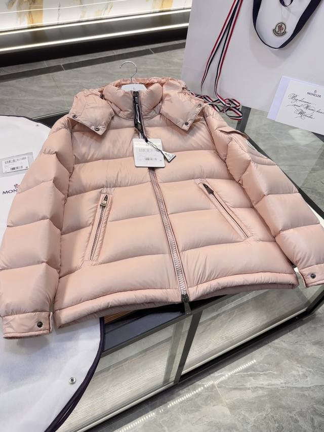 特级羽绒 Moncler Maire柜台经典色.水粉 蜜桃粉 经典短款女士羽绒服夹克外套. 95鹅绒填充，850+蓬松度 女玛雅 如果你在柜台见过,摸过,市面上