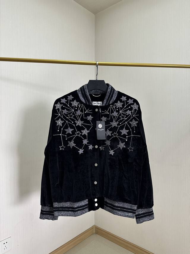 供 顶级实拍 款号dj8990 Saint Laurent Slp 圣罗兰满天星烫钻金丝绒夹克棒球服 周震南 李宇春等明星同款 首先普及品牌 Yves Sain