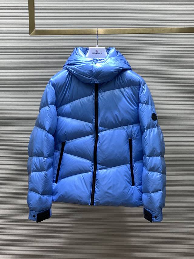 颜色:黑色，蓝色 ，Moncler 蒙口，2024冬季最新品，专柜同步有售，原单狠货，时尚休闲连帽鹅绒羽绒服外套，上身舒适！吸睛而有亮点，采用进口原版面料，顶级