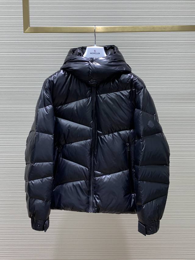 颜色:黑色，蓝色 ，Moncler 蒙口，2024冬季最新品，专柜同步有售，原单狠货，时尚休闲连帽鹅绒羽绒服外套，上身舒适！吸睛而有亮点，采用进口原版面料，顶级