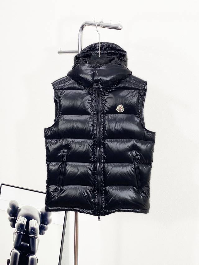 灰内新品 顶级版本moncler 蒙口2024秋冬新款 短款可拆卸连帽立领羽绒马甲 Tibb 羽绒马甲是mondler 重新诠释的经典单品，从80年代标志性款型