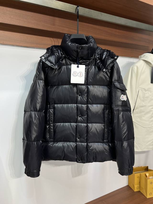 5232 价格 蒙口moncler70周年限定款，双标系列，独家牛货上市。本世纪，最棒羽绒服！法国m档案馆典藏款，超高端maya系列，情侣款连帽保暖羽绒服冬款外