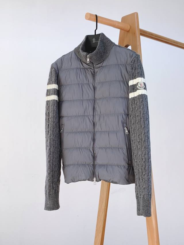 带芯片高版针织羽绒 Moncler 蒙口 2024Fw秋冬新品 毛织拼接羽绒夹克。条纹绗缝短款收身版型百搭不挑人。原版定制国标90白鸭绒填充，进口轻盈记忆丝面料