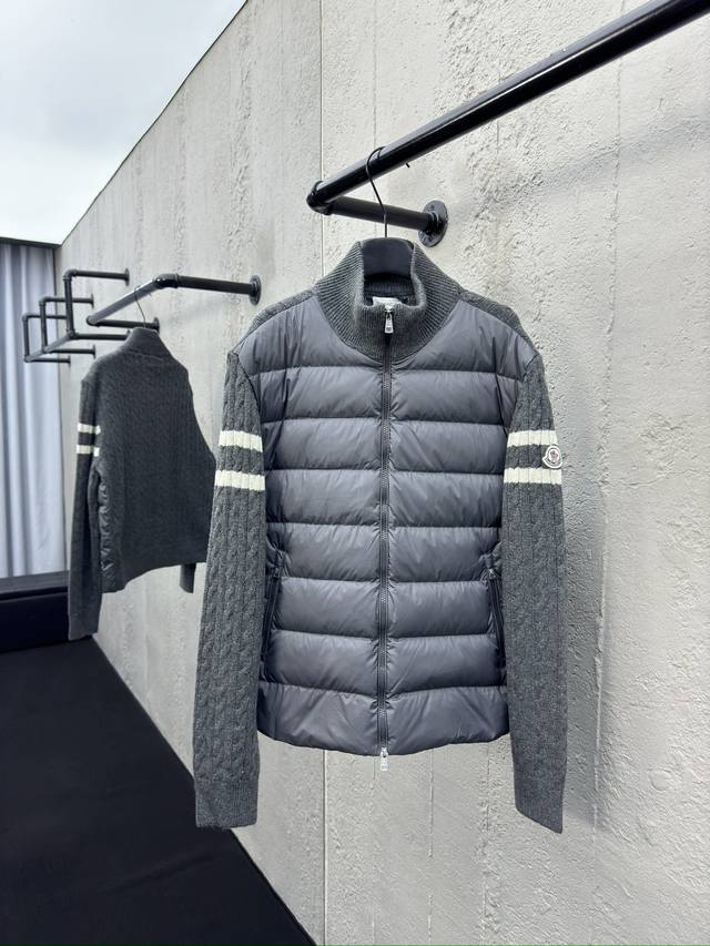 带芯片高版羽绒 Moncler 毛织拼接羽绒服 工艺说明：毛衣与羽绒服的拼接设计，保留了羽绒服的保暖性能，以高质量白鹅绒填充著称，保暖效果极佳。毛衣采用羊毛、羊